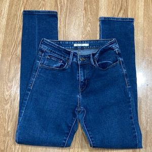 *SOLD* Levi Strauss Women’s Mid Rise Skinny Jeans. 
Sz 4